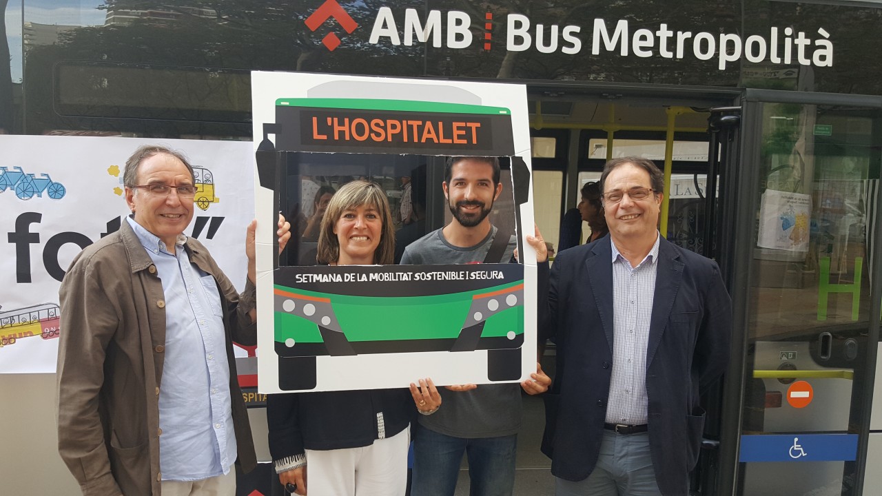L'alcaldessa de l'Hospitalet, Núria Marin, i representants municipals es fan una foto al photocall de Baixbus